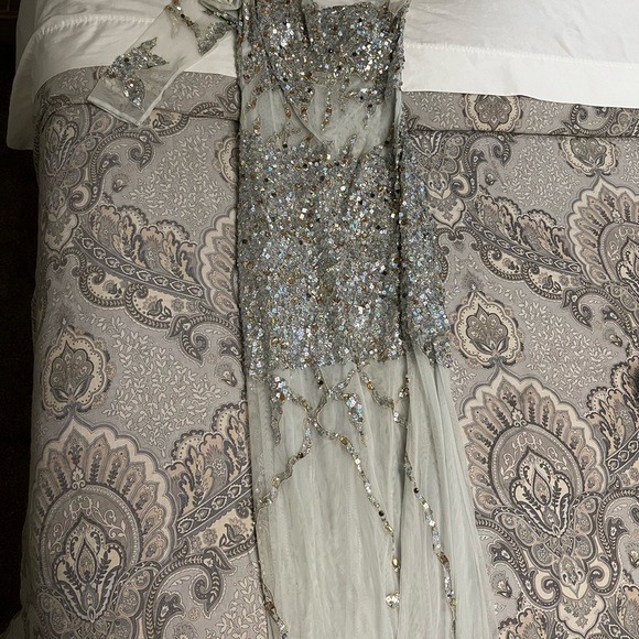 Gown - Picture 6 of 8